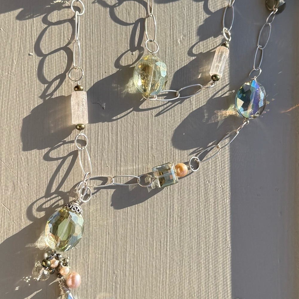 Elegant Crystal and Pearl Necklace - Picture 3 of 3